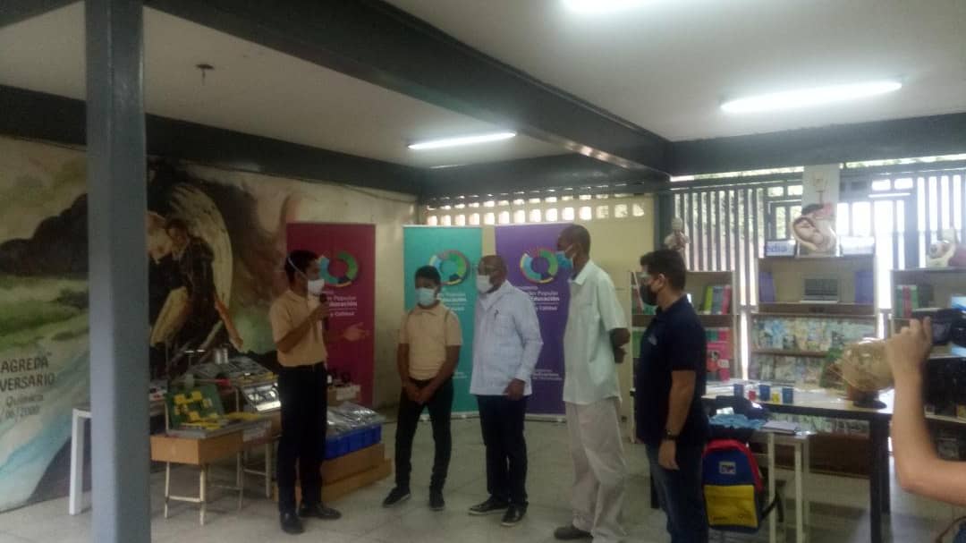 Danielcustodio3's tweet photo. !!ENTERÁTE! ))))👉 El Ministro de Educación Aristóbulo Istúriz inspeciona la UEN Pedro de Agreda en la parroquia El Valle, con motivo de iniciarse hoy #01deOct las clases en Educación Media. #VenezuelaUnidaContraelBloqueo @NicolasMaduro @psuvaristobulo @RosangelaOrozco https://t.co/HmKzKkQSTj
