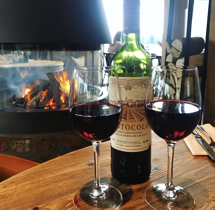 The weekend is almost here. Cosy up with your loved one next to our warming log fires and enjoy a smooth glass of red. 

We've added new dishes to our menu, perfect for sharing. Why not give them a try this coming date night 💘 

thewhitehorsechester.co.uk/food-and-drink…