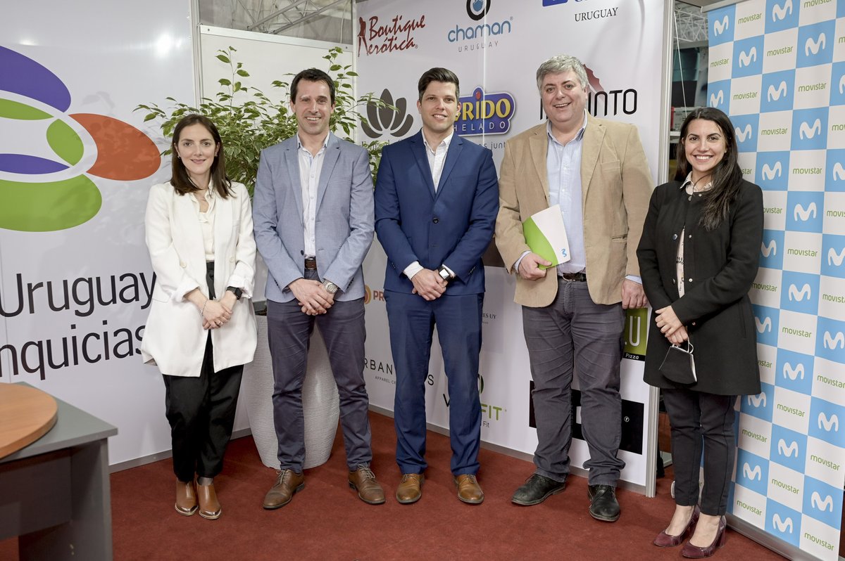 TigoUruguay_'s tweet photo. Para potenciar la transformación digital de las Pequeñas y Medianas Empresas, firmamos un acuerdo con @CaufranUY para ofrecerles a los miembros de la Cámara de Franquicias del Uruguay beneficios exclusivos en distintas soluciones digitales y de comunicaciones. #MovistarEmpresas https://t.co/Mbna9n1OiX