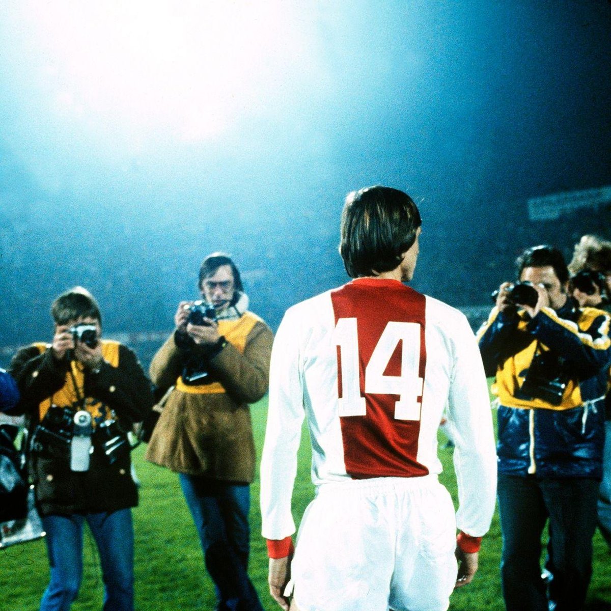 Ajax sudah sejak lama dikenal sebagai salah satu sekolah sepakbola terbaik di dunia. Nama-nama tenar legendaris seperti Johan Cruyff, Frank Rijkaard, de Boer bersaudara, dan van der Sar adalah contohnya. Tapi mereka membela Ajax lebih dari semusim dulu sebelum pergi.   #IMC