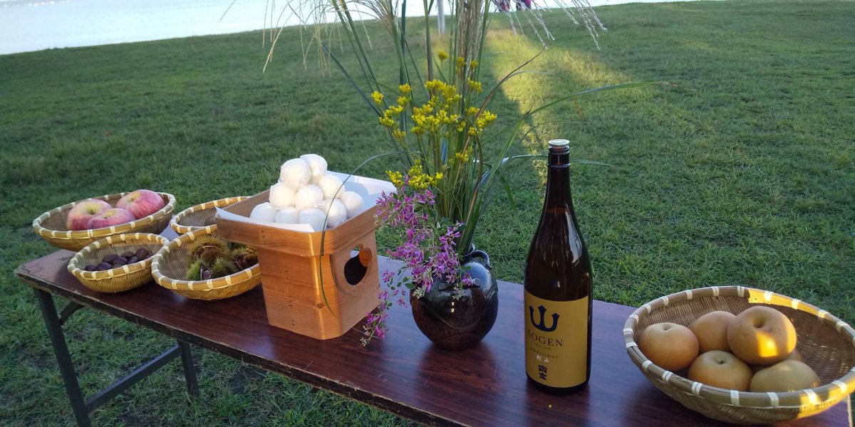 kawa_dip's tweet photo. Some lovely photos sent by my friend in #Noto today! All my favourite autumn things lined up for #Otsukimi at #Mitsukejima! 🌕🌾

「見附島で、名月のために、お供えが準備してありました」🎑🙏

#能登半島 #能登 #石川県 #見附島 #IshikawaPrefecture #Ishikawa https://t.co/tJh2q5XThk