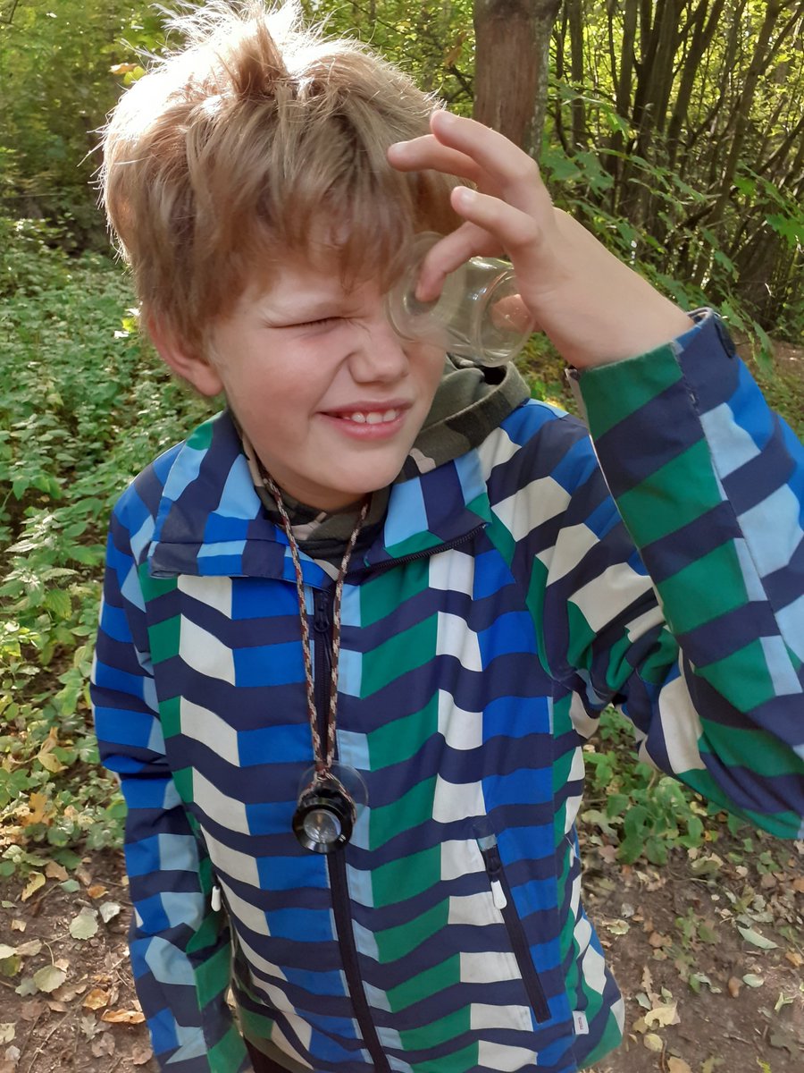 VantaanKaupunki's tweet photo. Vantaan koululaiset pääsivät syyskuun aikana tutustumaan @vantaaympkeskus Ötökkäretkillä muun muassa erilaisiin juoksujalkaisiin. Kuvan tuhatjalkaiset ovat ruskojuoksiaisia. Juoksujalkaiset olivat oppilaiden mielestä todella jännittäviä ja vähän pelottaviakin. #paraskoulu https://t.co/aY4NX2rQet