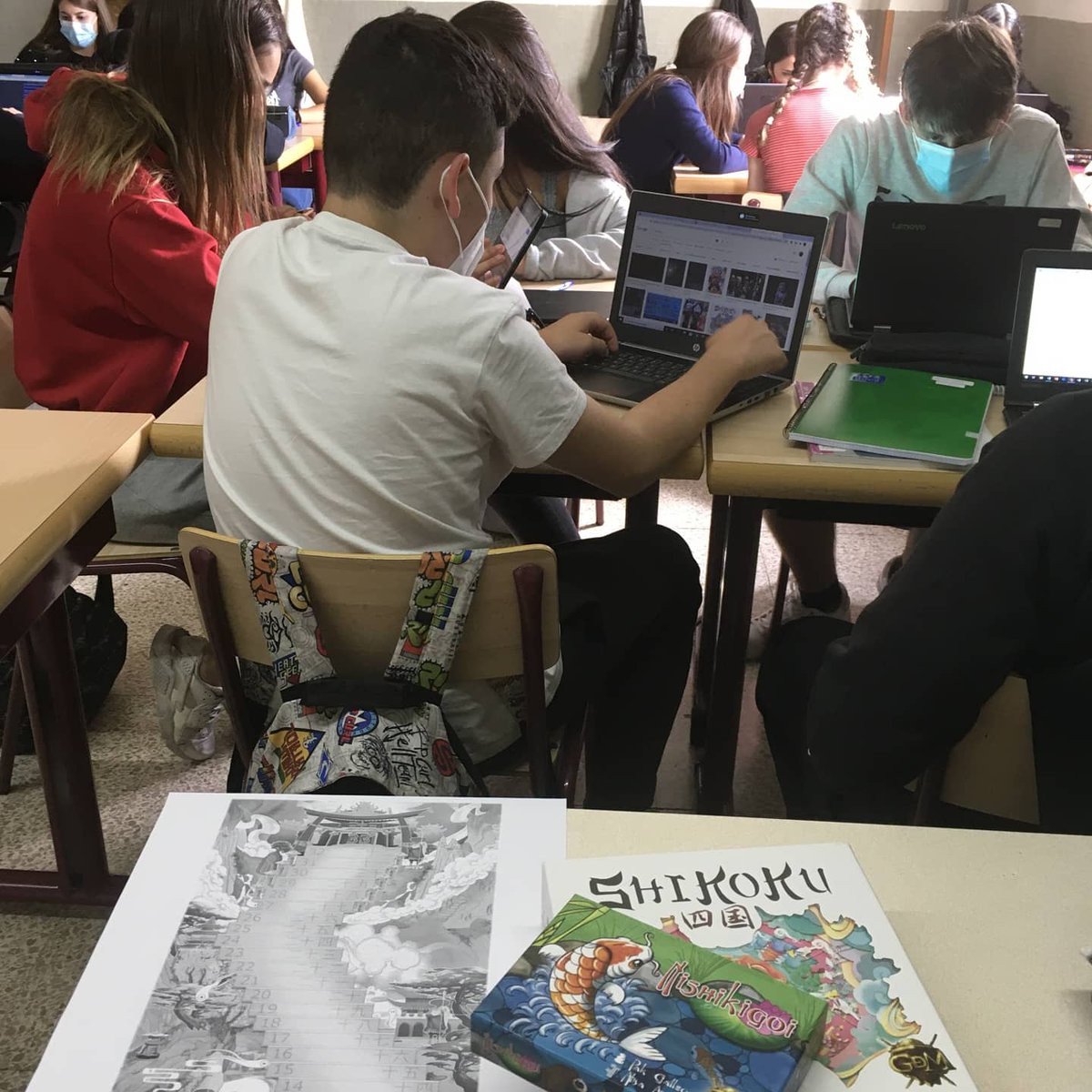 LaSalleLaSeu's tweet photo. Els alumnes de 4ESO estudien la filosofia oriental a partir dels jocs #Shikoku d’@eloipujadas i #Nishikigoi de @AutorPak @Guerrademitos #ABJ #ProjecteJoc https://t.co/Y6e7sjLpP1