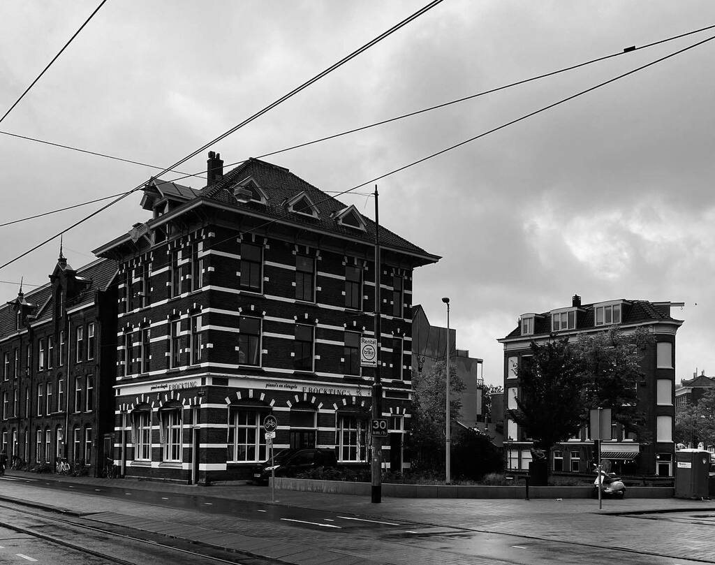 deroonfrank's tweet photo. Marnixplein, Marnixstraat, Lijnbaansgracht, Westerstraat #monochrome#monochromatic #bnw #blackandwhitephotography #blackandwhite #streetphotography #streetsofamsterdam #rain #fall #autumn #pictureoftheday #picoftheday #tram #gvb #jordaan #amsterdam https://t.co/cEeSYnyoGj https://t.co/hh7Jt25dVh