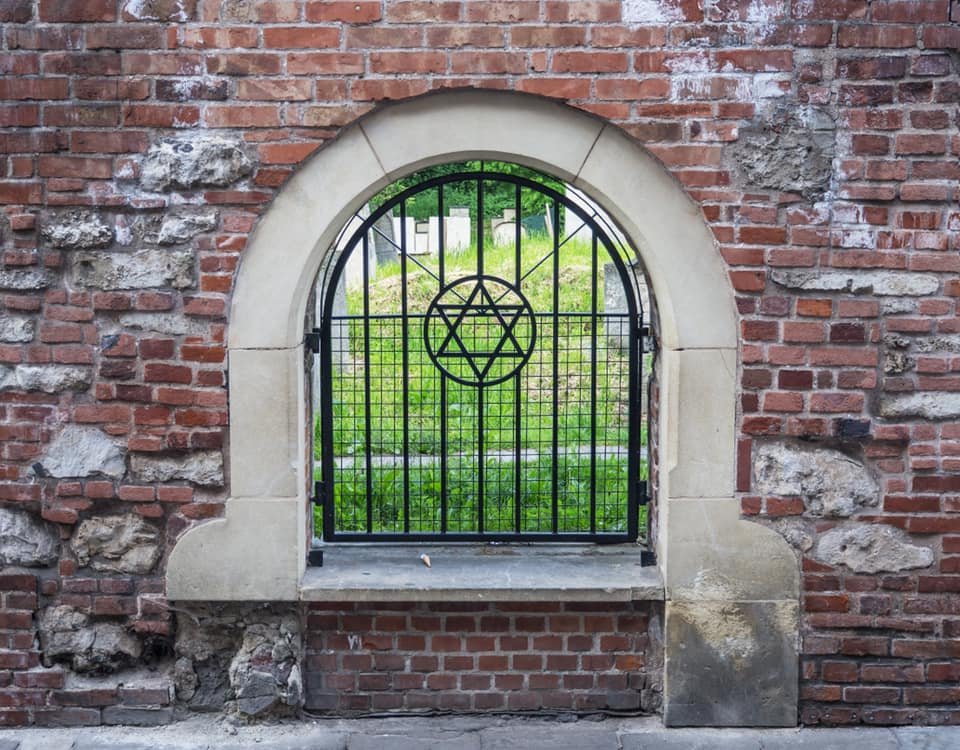eurojewcong's tweet image. 🇵🇱 Krakow’s Kazimierz district is counted among the best-preserved Jewish quarters in Europe. 

📲 Discover what used to be an important centre of intellectual and cultural Jewish life in Poland: instagram.com/p/CFM-Y4JnKG0/…
