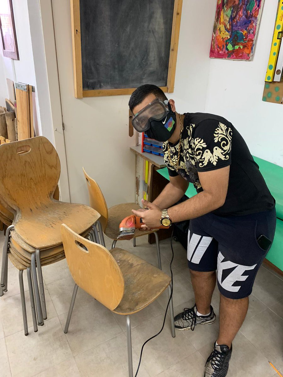 lafundicio's tweet photo. Poco a poco retomamos la actividad en #Prado11, el espacio de LaFundició en Bellvitge. Esta tarde nuestro vecino Fran nos está echando una mano con la restauración de estas sillas que recuperamos de la #basurilla https://t.co/1BCghZ4oBP
