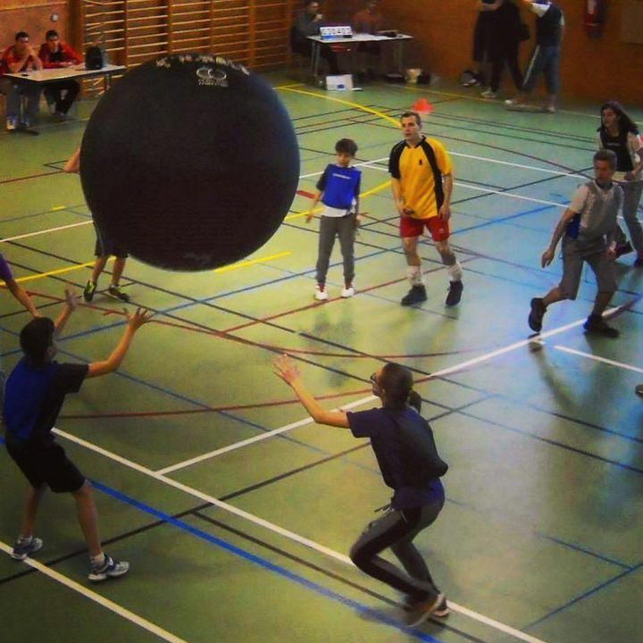 KinBallMessimy's tweet photo. Tu as entre 10 et 15 ans ? Envie d'essayer un sport collectif qui change ? Viens essayer (ou réessayer) le Kin-Ball. RDV le samedi 10 octobre (14h) à la salle polyvalente de Messimy. Renseignement ou inscriptions par mail (kinball.messimy@gmail.com) … https://t.co/iyGB8l8Tdq) https://t.co/dFk7yaVlma
