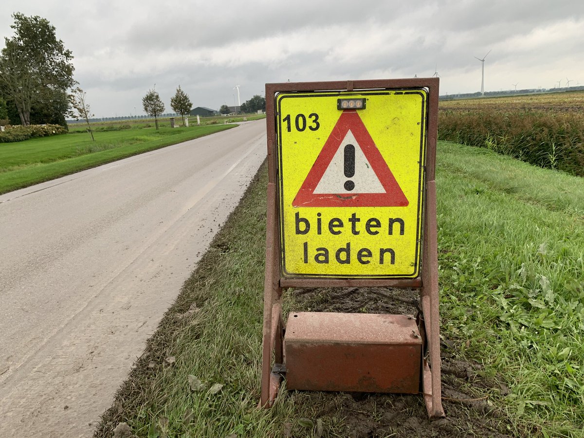 harrysfarm's tweet photo. Vanmiddag worden de afgelopen vrijdag gerooide #suikerbieten opgehaald door Post&amp;Haveman. Ze gaan op weg naar de suikerfabriek van de @CosunBeetCo te Groningen. #makingsugar https://t.co/x3M1d1fond