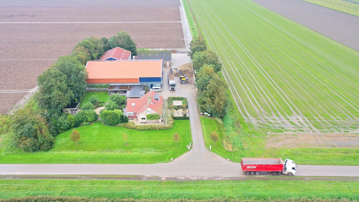 harrysfarm's tweet photo. Vanmiddag worden de afgelopen vrijdag gerooide #suikerbieten opgehaald door Post&amp;Haveman. Ze gaan op weg naar de suikerfabriek van de @CosunBeetCo te Groningen. #makingsugar https://t.co/x3M1d1fond