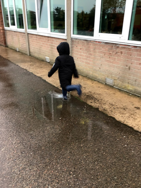 MissSteel7's tweet photo. When in Scotland, you've got to find some fun in the rain! And what is more fun than jumping in the puddles?! #outdoorfun #outdoorlearning #puddlejumps @MissBTweets1 @FernieleaSchool https://t.co/8JaTSbGgAB