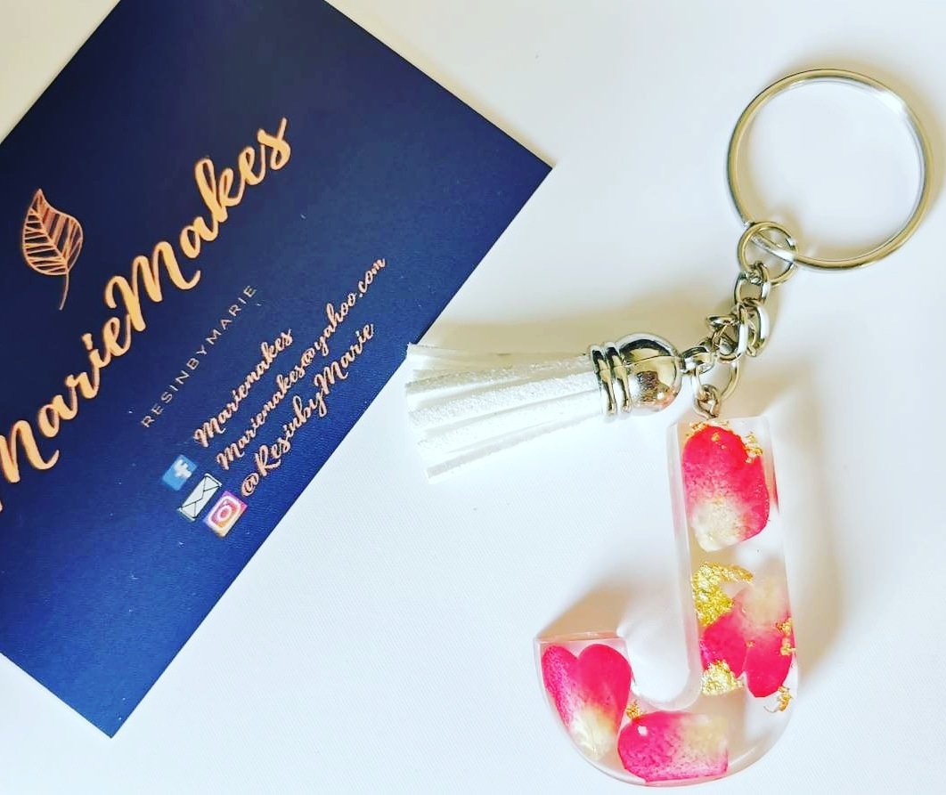 ResinbyM's tweet photo. : Handmade Personalised Resin Keyring. Made To Order #handmade #resinflowers #keyring #resin #resinbymarie #supportsmallbusiness #resincraft #keyring #crafting #craftresin #artist #craftingismytherapy #craftymom #etsygifts #birthdaygift #craftinstagram   https://t.co/3x3B8UFZKM https://t.co/fFrgIZdcb1