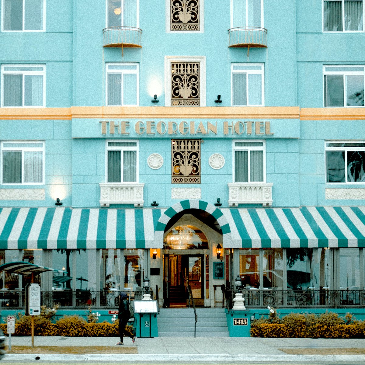 sauledatextiles's tweet photo. The bright blues, the shapes of the windows and the striped awnings of this hotel in Santa Monica, reminds us of Hollywood's golden age of glamour. 

#fabrics #decoration #resistance #comfotable #hotel #outdoor #exteriordesign #outdoorinspo #fabricsinspiration #awnings #modern https://t.co/wmCPtDPAq5