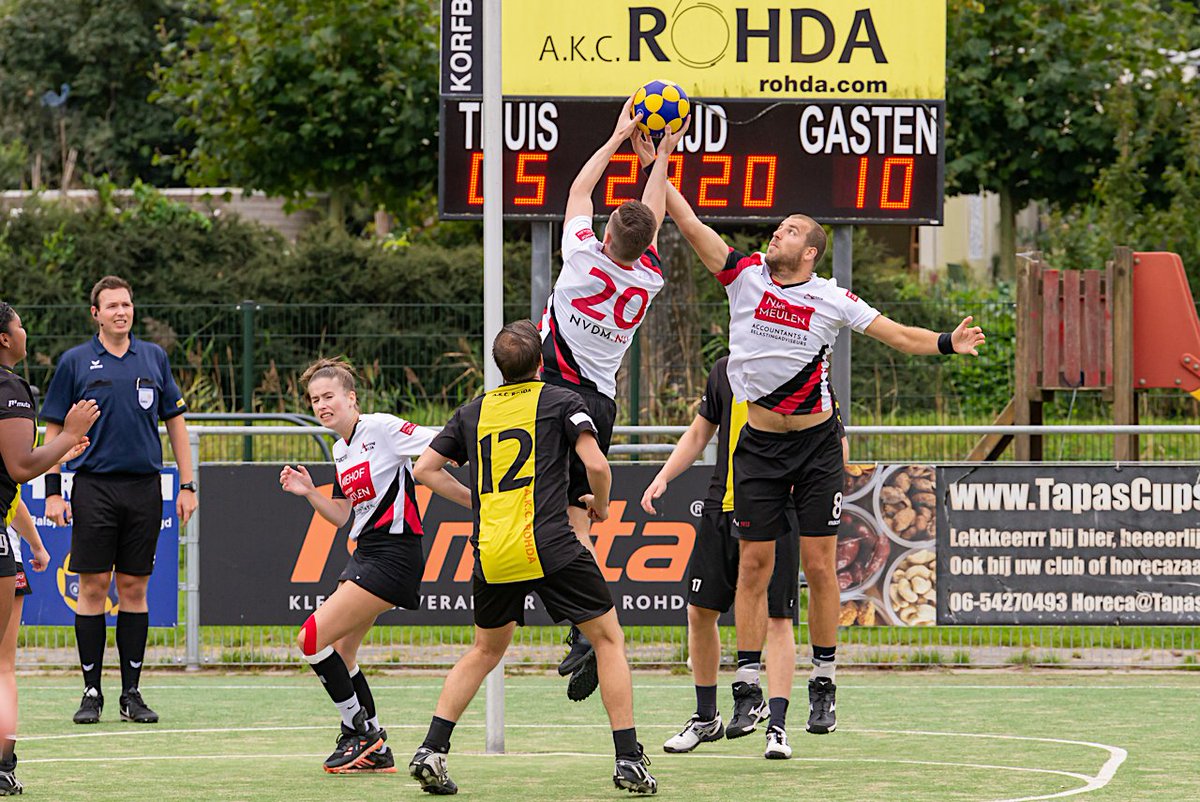 Korfbalverbond's tweet photo. Vandaag heeft NOC*NSF de veelgestelde vragen nader gespecificeerd en het sportprotocol geüpdatet. Deze update leidt tot enkele aanpassingen in de lijst met veelgestelde vragen en antwoorden. Waar de verscherpingen inzitten en FAQ-lijst vind je hier: https://t.co/Won9nzxHwe https://t.co/WXJrKlHTa8