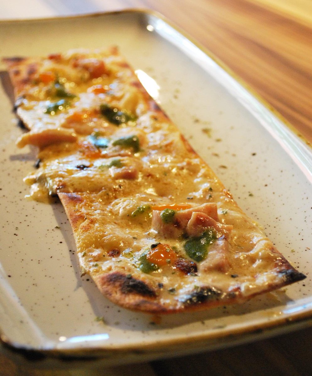 Un dos pratos do 💚MENÚ VEXETARIANO💚 desta semana é a ➡️ Masa fina feita á brasa con tomate🍅, queixos galegos🧀 e pesto.

 #vegetarian #afaragulla #braseriaafaragulla #menuvegetariano #ribeirasacra #comerenribeirasacra