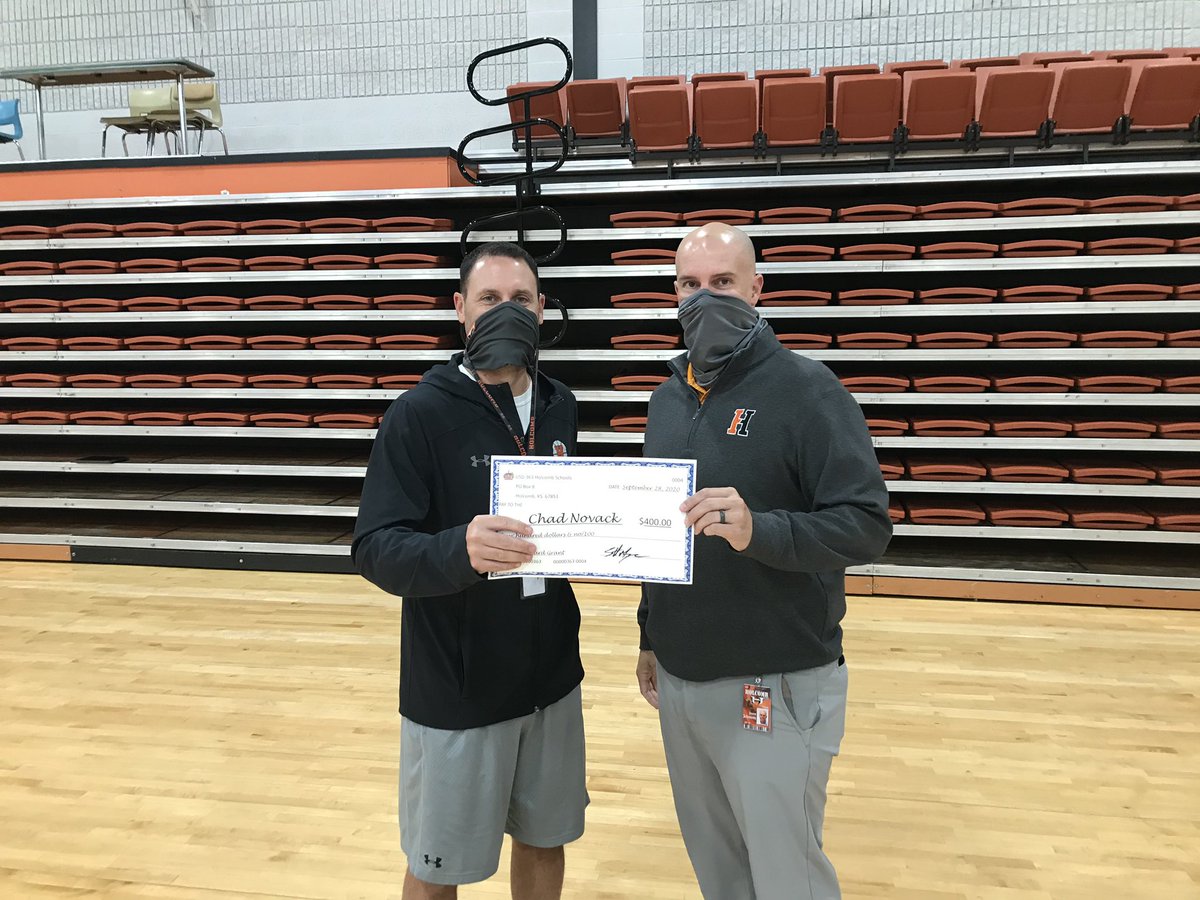 usd264sup's tweet photo. Great stuff happening at @HHSLonghorns today as we awarded the #FailForward grants to three HS teachers for a new PE game, a video drone, and an outside veggie garden!! #LonghornVIP https://t.co/m81Dw1HR3r