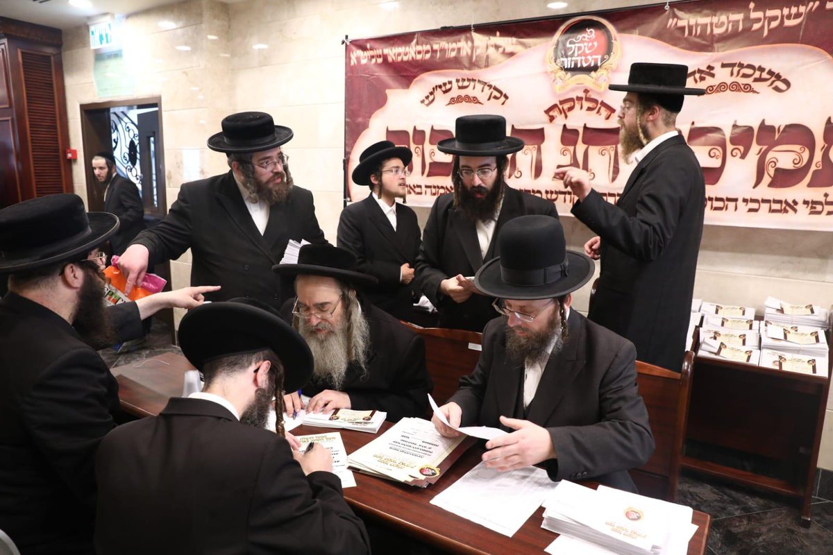 Satmar_Updates's tweet photo. ברוך המקדש שמו ברבים!!!

אין די יעצטיגע מינוטן קומט פאר די מאסיווע ״שקל הטהור חלוקה״ וואס כ״ק מרן רבינו שליט״א האט אפגעשיקט פאר ״אלע כולל יונגעלייט אין ארה״ק״ וואס לערנען אין כוללים על טהרת הקודש!!!

אשרינו מה טוב חלקינו תלמידי וחסידי סאטמאר!!! ויואל משה אמת ותורתו אמת!!! https://t.co/NuCo0RHAwh