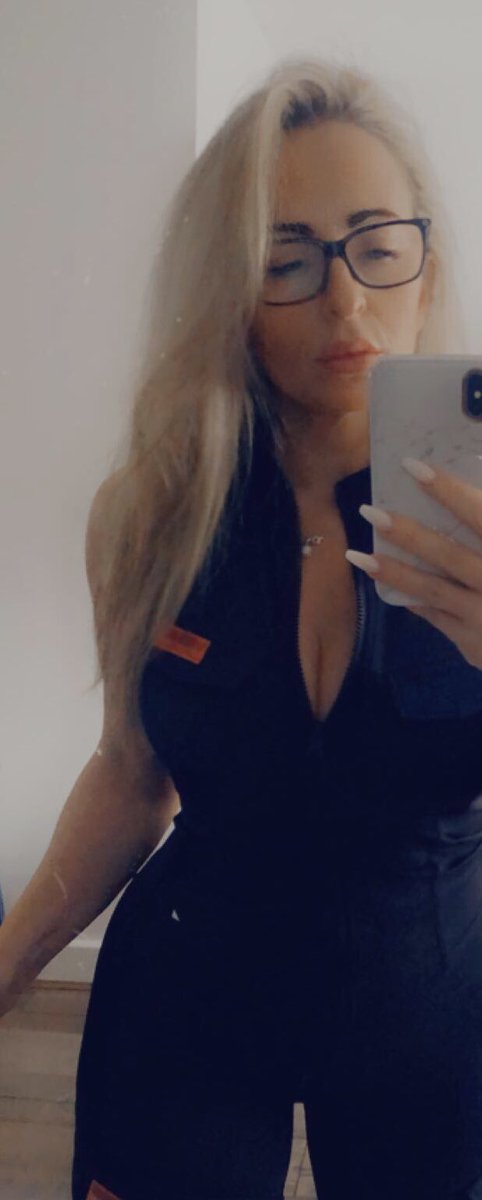 juliastringer75's tweet photo. In my new ninja suit 🤺 really comfy to work out in & loads of pockets for all my sh*t with a touch of glamour 🖤 #Firmabs https://t.co/Mq4X7UHKjN