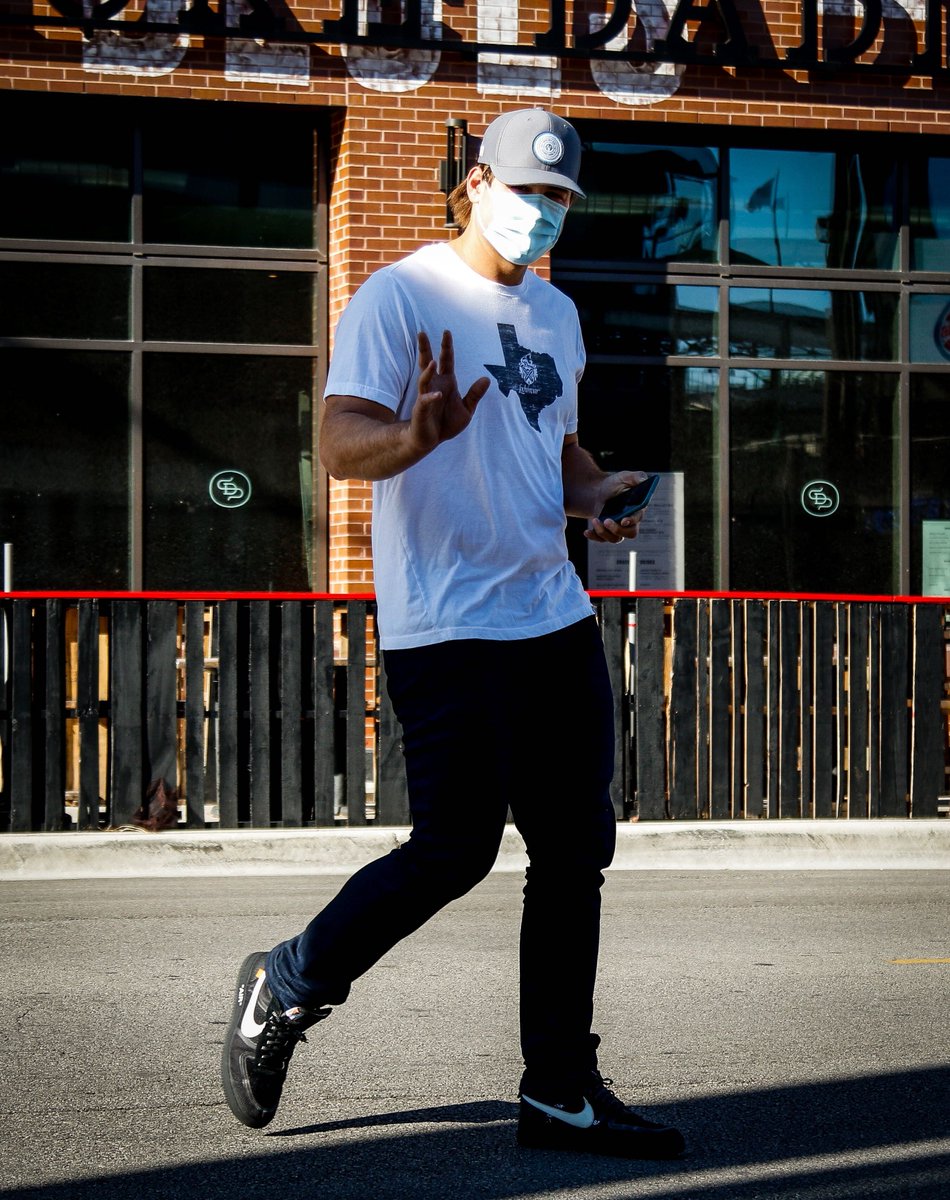 Cubs's tweet photo. Thought that was Anthony Rizzo for a sec. https://t.co/dwpjMM9qEM