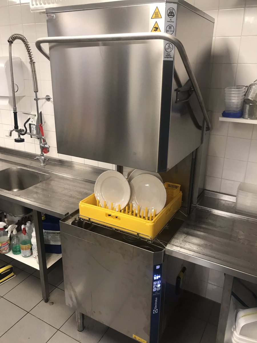 Firemansnip's tweet photo. Na 22 jaar hard werken is vanmorgen de Electrolux vaatwasser vervangen naar een nieuwe. Restaurant Perron 3 heel veel plezier er mee. #Electrolux #vaatwasser #Kramer #Gieten #Restaurant #perron3 https://t.co/xo3pNsNNCG