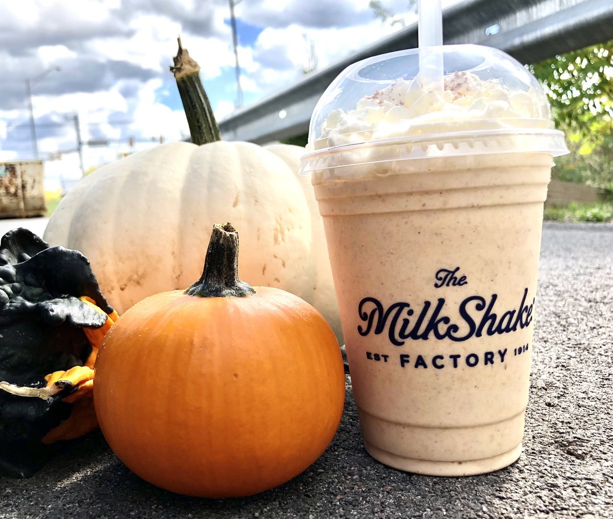 Himes412's tweet photo. #Autumn is here and It’s finally October 🎃
🍁
🍂
So, I had to try this new #PumpkinPie Milkshake and all I have to say is, Mmmmm!
#BeautifulMasterpiece 😋 https://t.co/SjdF42x1Hs