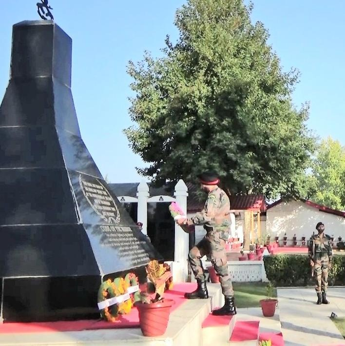 ChinarcorpsIA's tweet photo. दृढ़ता &amp; वीरता
Celebrating 31 years of raising of the elite Rashtriya Rifles. On behalf of the Nation, GOC #KILOFORCE laid wreath at Shalateng War Memorial to pay homage to the gallant soldiers of RR, who made the #SupremeSacrifice in the service of the Nation.

#Kashmir
@adgpi https://t.co/vZZQk0HQe5