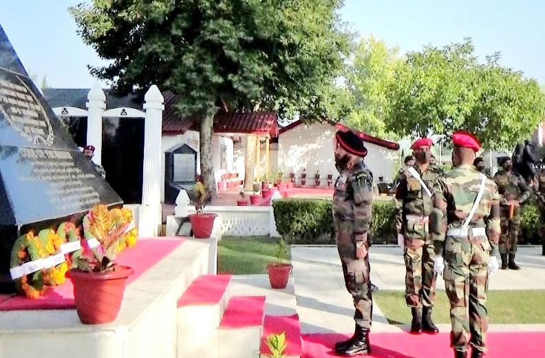ChinarcorpsIA's tweet photo. दृढ़ता &amp; वीरता
Celebrating 31 years of raising of the elite Rashtriya Rifles. On behalf of the Nation, GOC #KILOFORCE laid wreath at Shalateng War Memorial to pay homage to the gallant soldiers of RR, who made the #SupremeSacrifice in the service of the Nation.

#Kashmir
@adgpi https://t.co/vZZQk0HQe5