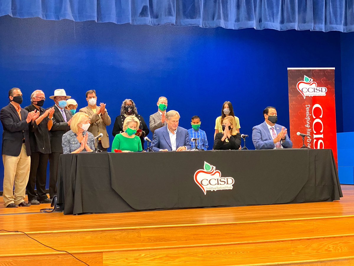 toddahunter's tweet photo. Thank you to @GovAbbott for taking the time to recognize our wonderful schools. Congratulations again to Windsor Park Elementary School and Early Childhood Development Center for being named National Blue Ribbon Schools! #txlege https://t.co/lsu1sXnemL