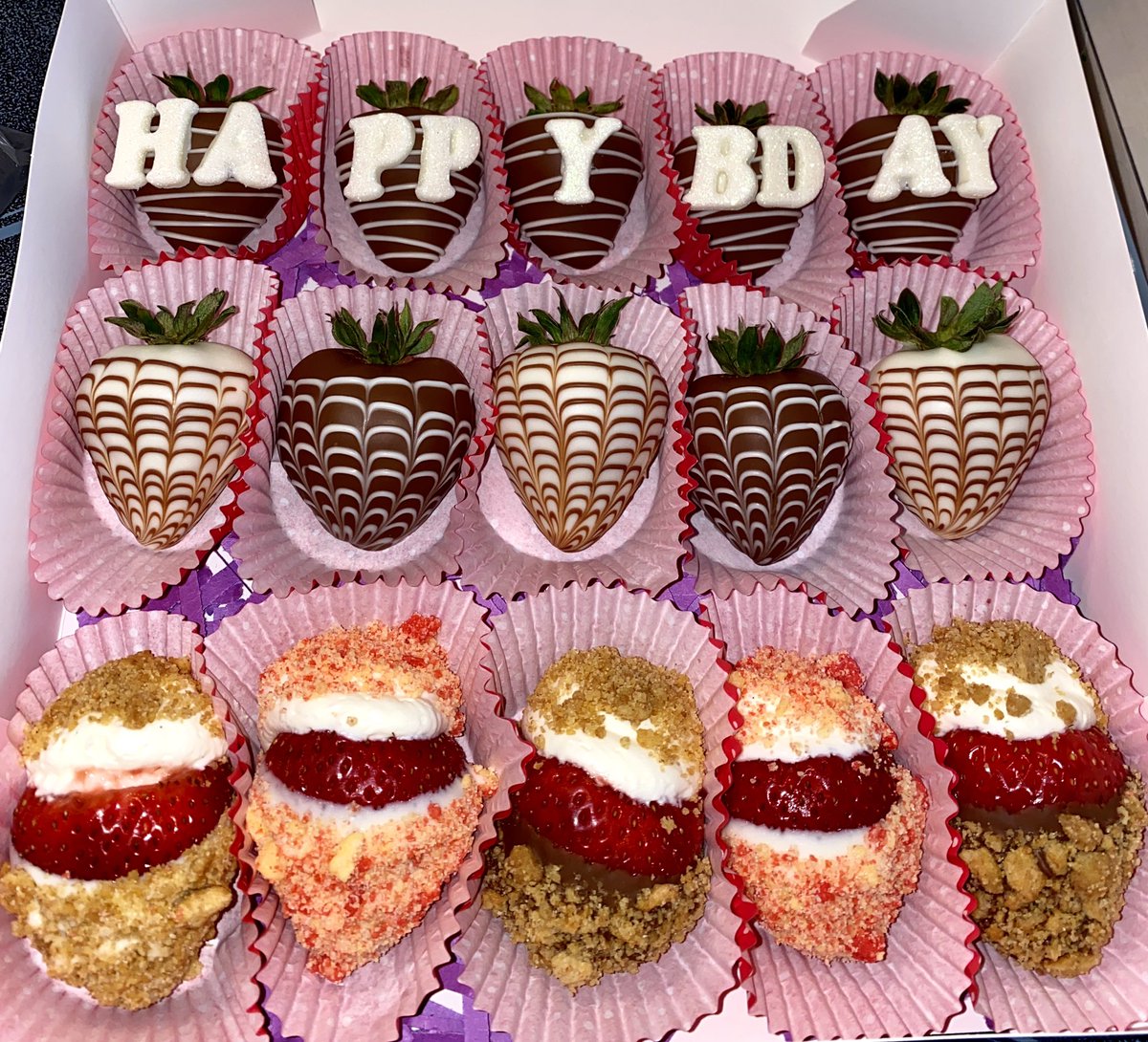 KBsBerries's tweet photo. I am a 22 year old food artist based in Miami, FL. I put a lot of thought, effort, and love into what I create. It costs nothing to RT and support a young entrepreneur. My next customer can be on your TL, support local black businesses y’all! ♥️🍓🍫 THANK YOU!!! https://t.co/7MdPfhkz5c
