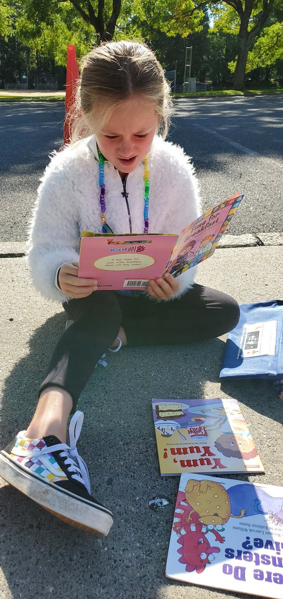 caputoteach's tweet photo. Outside reading for 1st graders! Taking advantage of this beautiful fall day. #fallinlovewithreading #educationchanges #readers @WPSSicomac @MoorLmoor https://t.co/xGq7nHRBdU