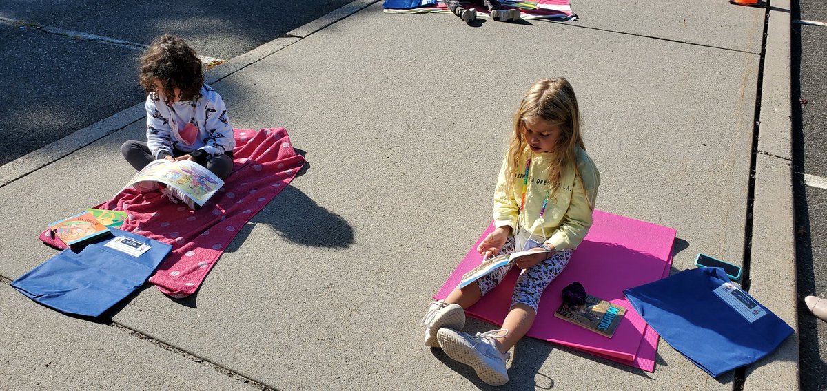caputoteach's tweet image. Outside reading for 1st graders! Taking advantage of this beautiful fall day. #fallinlovewithreading #educationchanges #readers @WPSSicomac @MoorLmoor