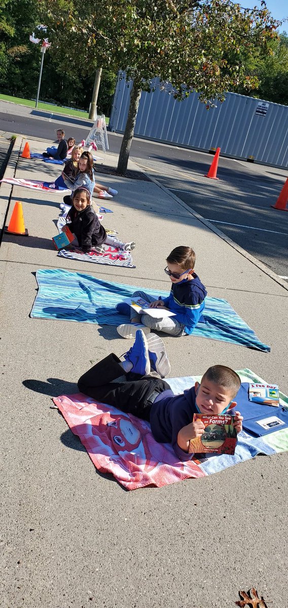 caputoteach's tweet image. Outside reading for 1st graders! Taking advantage of this beautiful fall day. #fallinlovewithreading #educationchanges #readers @WPSSicomac @MoorLmoor