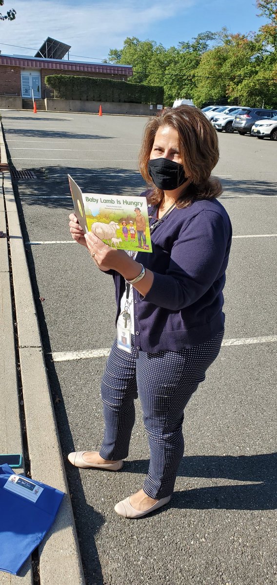 caputoteach's tweet image. Outside reading for 1st graders! Taking advantage of this beautiful fall day. #fallinlovewithreading #educationchanges #readers @WPSSicomac @MoorLmoor