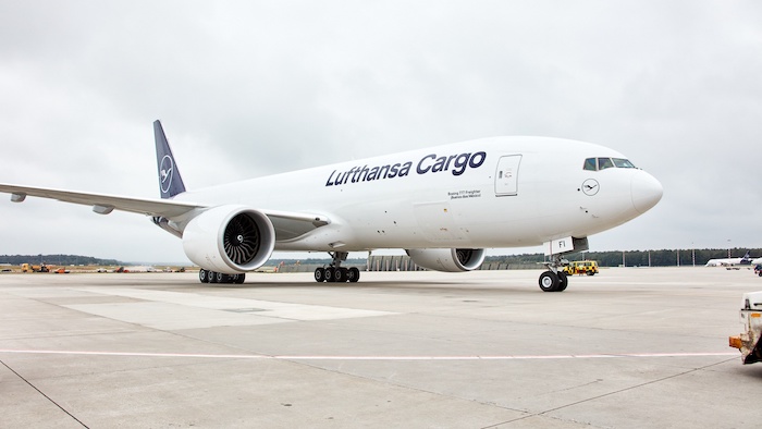 #LufthansaCargo has taken delivery of another twin-engine #B777freighter bringing the number in its fleet to nine at its #Frankfurt #Airport hub
#freighters #aircargo #supplychain #airtransport #airtransportnews #airfreightnews #financialnews #businessnews
bit.ly/34gsUTF