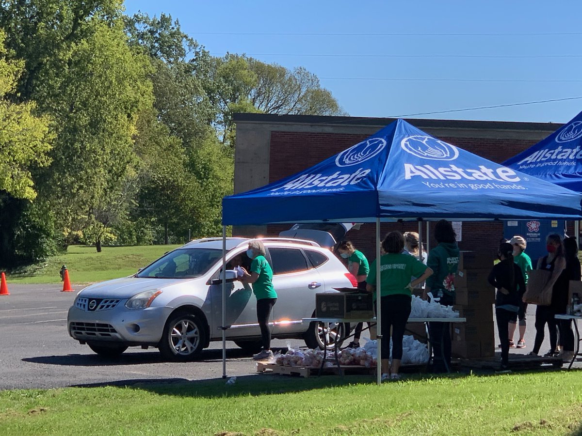 Crisp_Comm's tweet image. The CRISP team had a blast volunteering with @HONashville, @2HarvestMidTN, and @MetroSchools at @HillwoodHS. We loved the opportunity to give back to Nashville students and families during these challenging times!