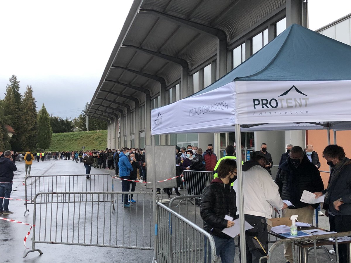 MarcAndreBerset's tweet photo. A  1h du coup d’envoi de @FrGotteron vs Lakers, la file mise en place afin de respecter les mesures sanitaires est de plus en plus longue mais tout se passe dans le calme. https://t.co/w18kXHVFLS