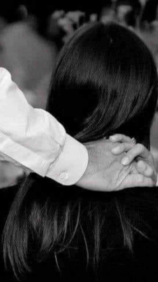 In una carezza, in un abbraccio, in una stretta di mano a volte c’è più sensualità che nel vero e proprio atto d’amore. #DaciaMaraini