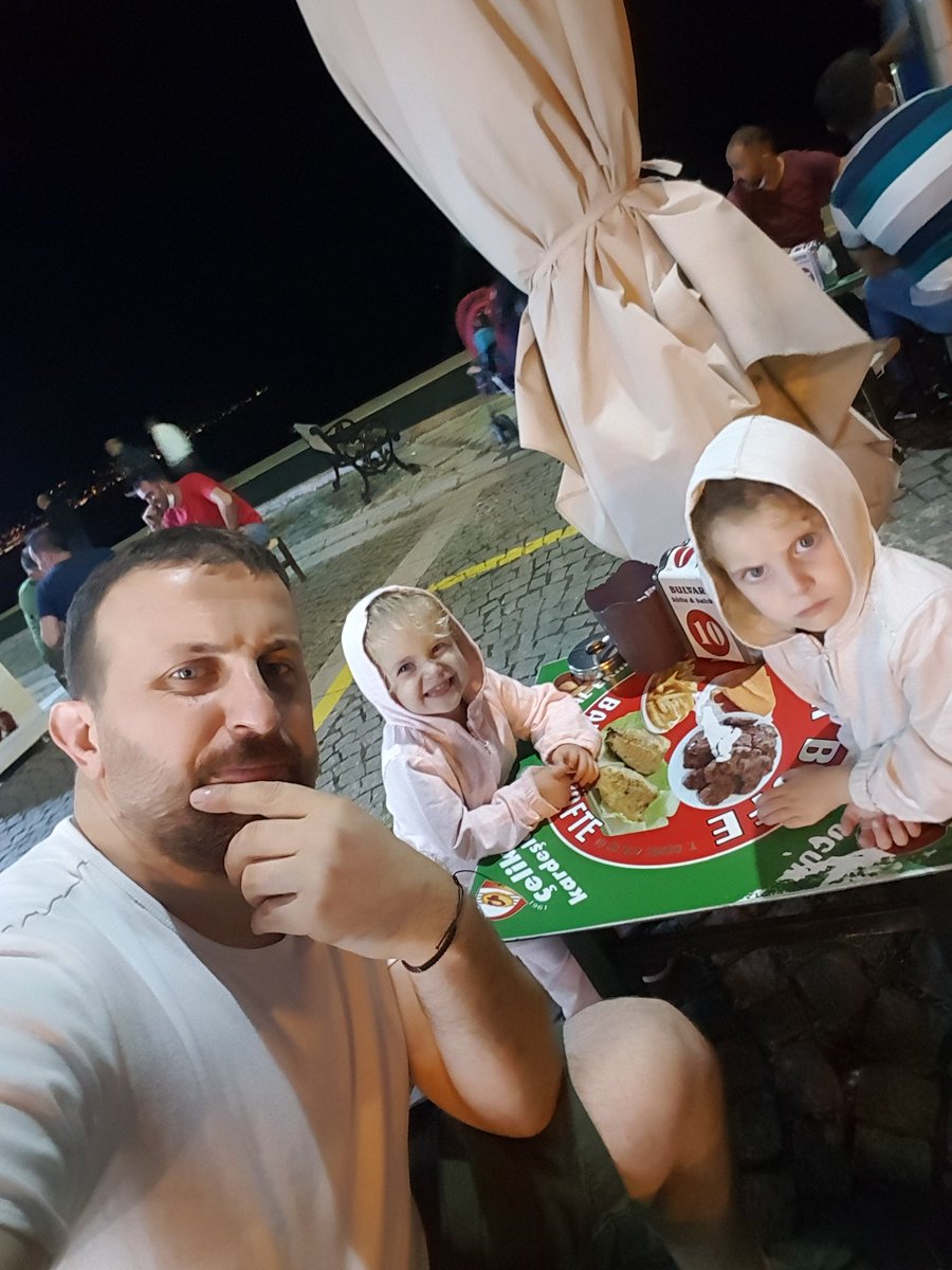 Adamı hasta etmeyin. Çaylar kızlardan... çıkın çıkın gelin :)))