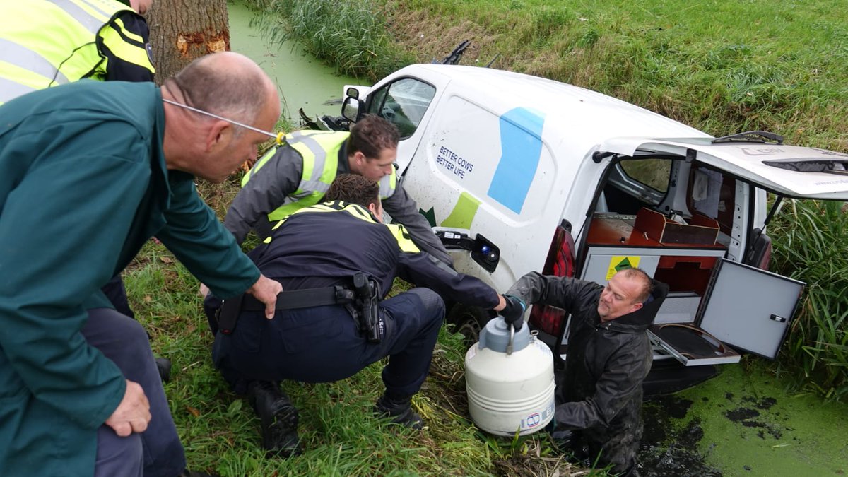 Zware crash bij mij in de straat vanochtend. Met @POL_Weg tp geweest.