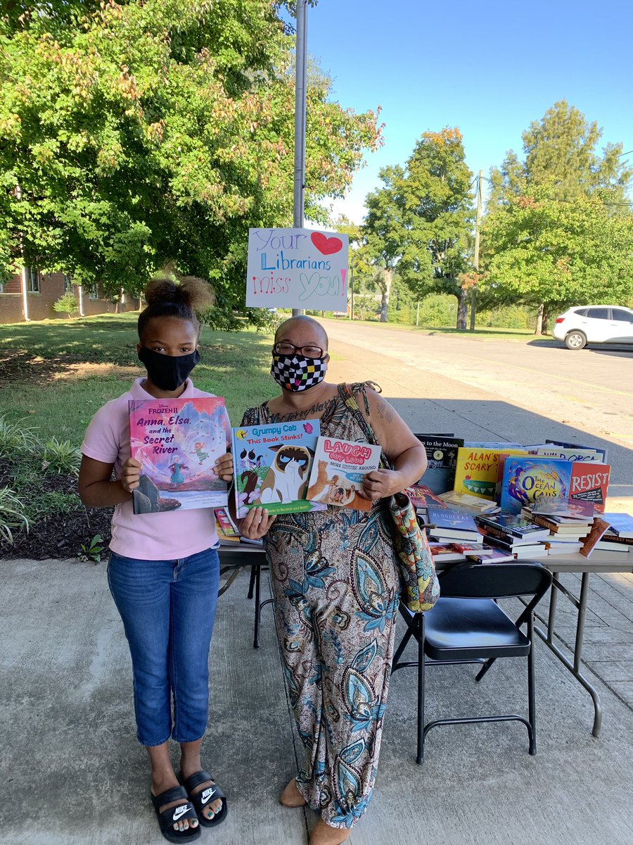 LindsKimery's tweet image. Librarians Amber Guy and Mary Davis rocked the book giveaway this morning @DonelsonMNPS! This afternoon, come say hi to Librarians Nancy Hammons and Diane Chen! They&apos;re ready to give you books! 📚❤️@MetroSchools  @MNPSLibraries @BookemNash #mnpslibhacks #bookgiveaway