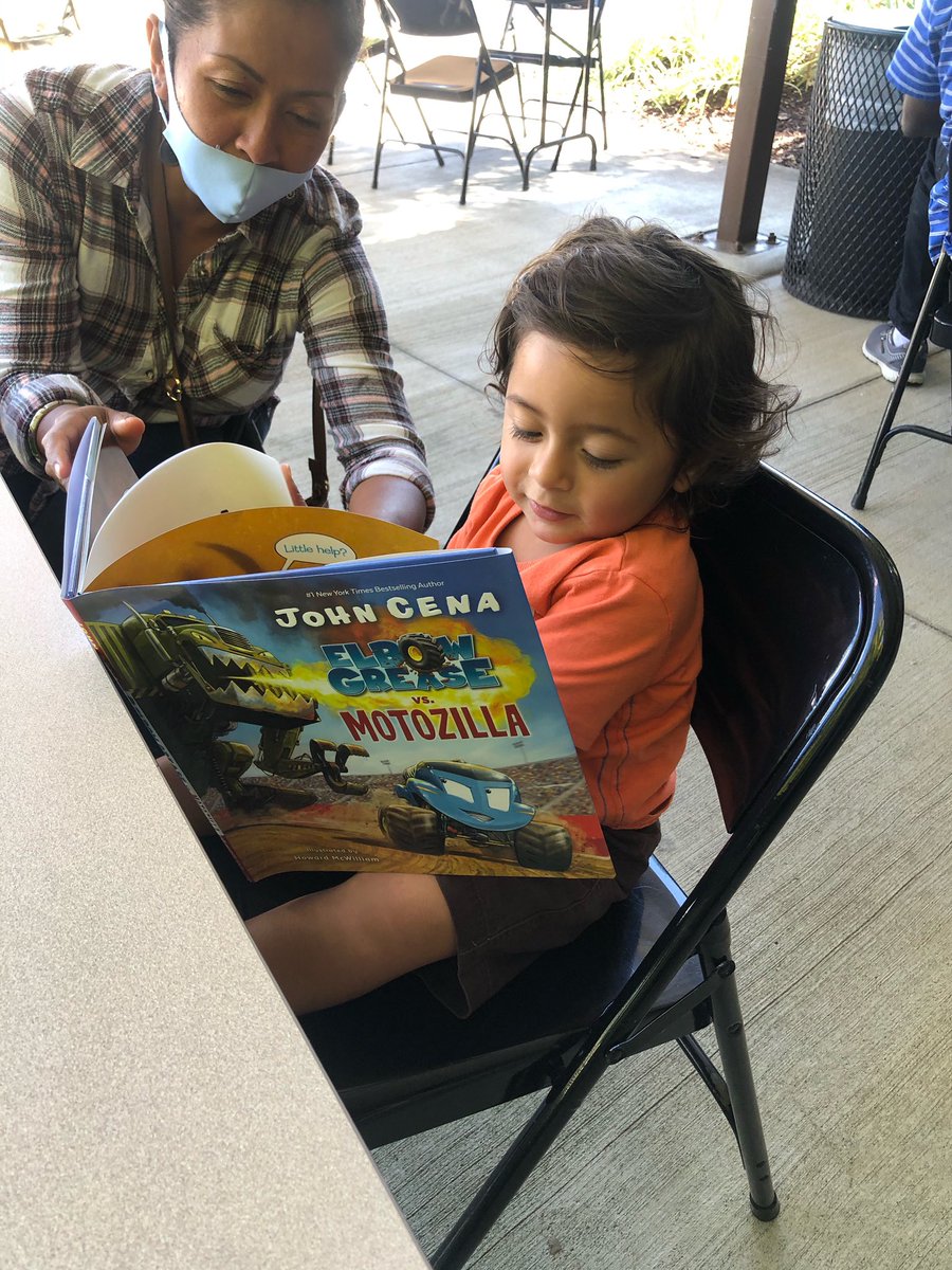 LindsKimery's tweet image. Librarians Amber Guy and Mary Davis rocked the book giveaway this morning @DonelsonMNPS! This afternoon, come say hi to Librarians Nancy Hammons and Diane Chen! They&apos;re ready to give you books! 📚❤️@MetroSchools  @MNPSLibraries @BookemNash #mnpslibhacks #bookgiveaway