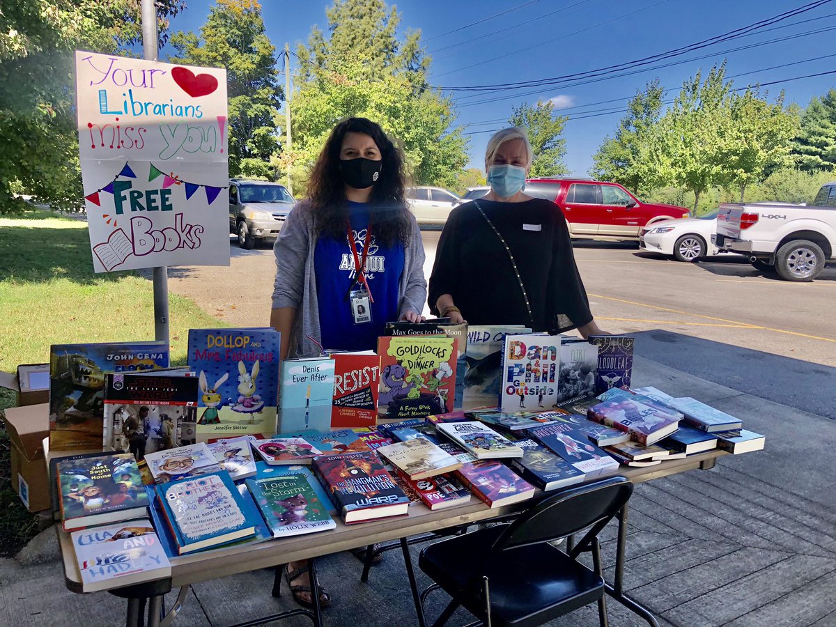 LindsKimery's tweet image. Librarians Amber Guy and Mary Davis rocked the book giveaway this morning @DonelsonMNPS! This afternoon, come say hi to Librarians Nancy Hammons and Diane Chen! They&apos;re ready to give you books! 📚❤️@MetroSchools  @MNPSLibraries @BookemNash #mnpslibhacks #bookgiveaway