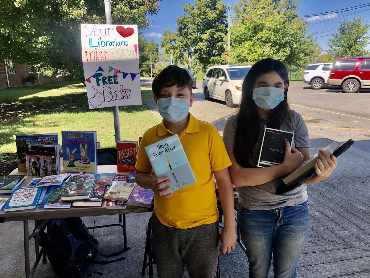 LindsKimery's tweet image. Librarians Amber Guy and Mary Davis rocked the book giveaway this morning @DonelsonMNPS! This afternoon, come say hi to Librarians Nancy Hammons and Diane Chen! They&apos;re ready to give you books! 📚❤️@MetroSchools  @MNPSLibraries @BookemNash #mnpslibhacks #bookgiveaway