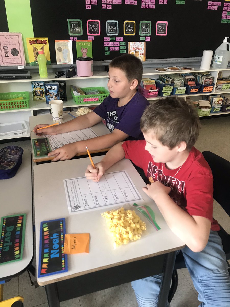 AndrinaTompkins's tweet photo. Learning about adjectives using popcorn 🍿 https://t.co/hkUNTO5VVt