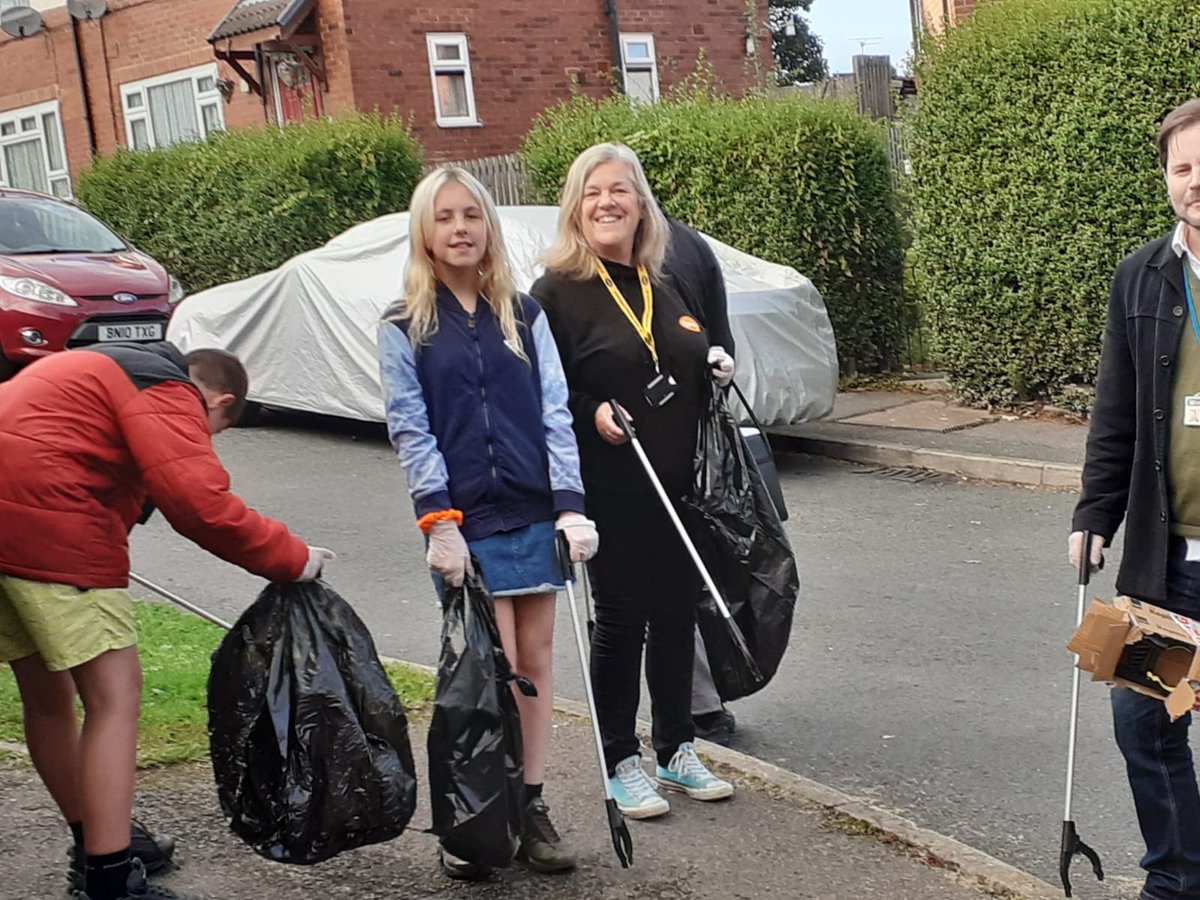 What a great night! Our group wanted to help clean up their community so tonight we went litter picking. Was great to see so many young people get involved 🙌🏻 #community #voiceandinfluence @BARCALeeds @kevin_ritchie1 @joolsheselwood @Child_Leeds @CllrCarolineG @SaferLeeds