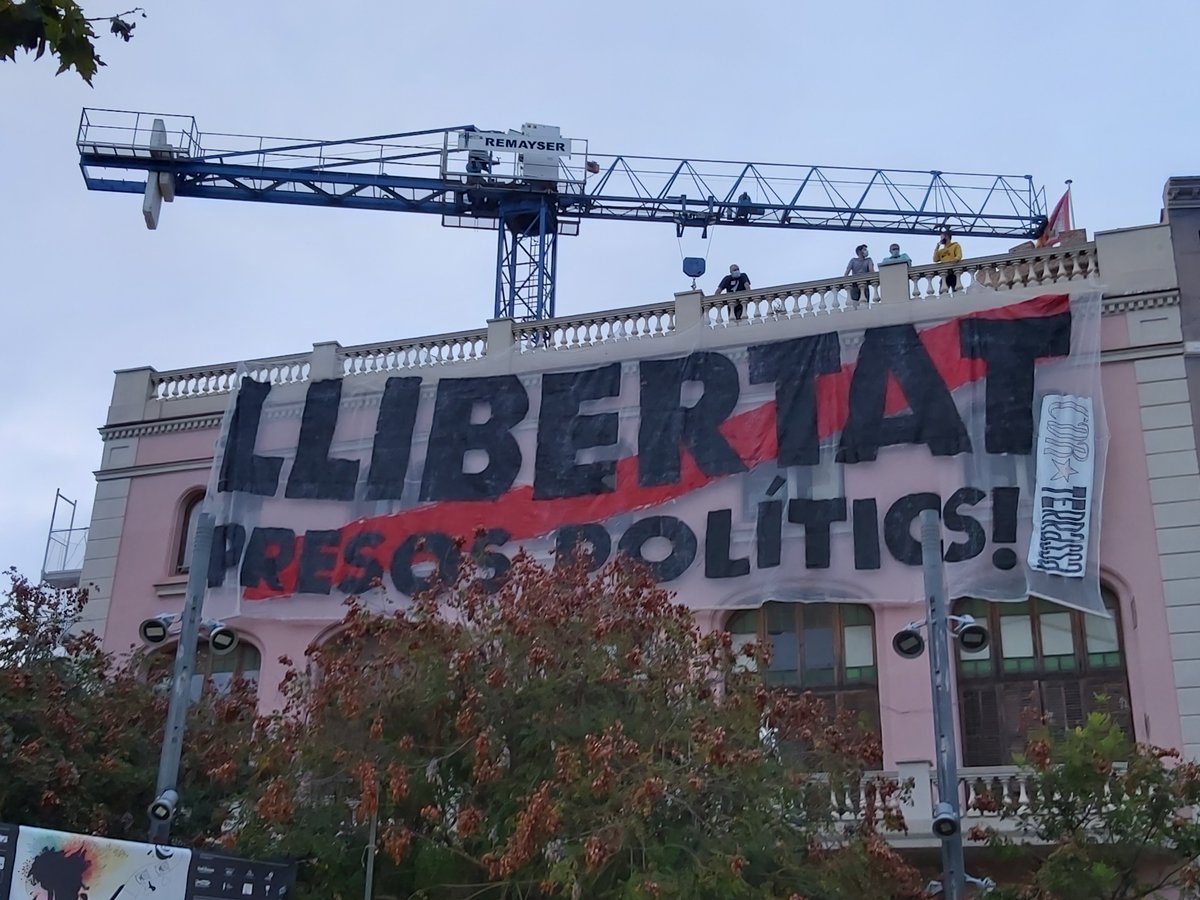 Mm16CAT's tweet photo. Aquí estem!! #LlibertatPresosPoliticsiExiliats #HoTornaremAFer #1octubre #1ONiOblitNiPerdo #CDRTerrassa https://t.co/opDayHciio