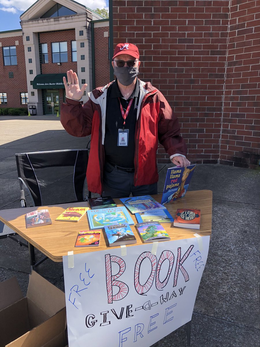 LindsKimery's tweet image. Librarian Doc Martin says hello from @JereBaxterMP! Come by and get books to enjoy just in time for fall break! 📚❤️ @MetroSchools @MNPSLibraries @BookemNash #mnpslibhacks #bookgiveaway