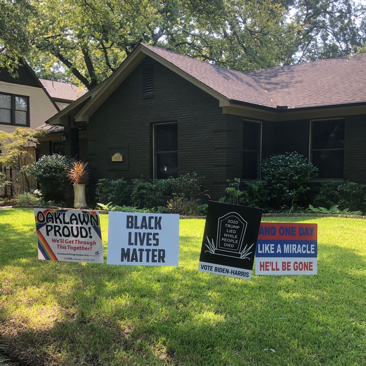 DallasDems1022's tweet photo. Our favorite yard this week! https://t.co/ViJApJNDSP