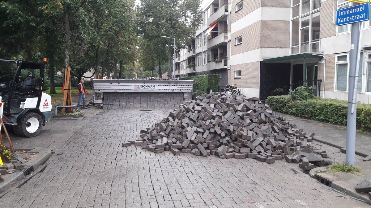 van_der_hul's tweet photo. #Update #ImmanuelKantstraat:
De #rioolvervanging gaat voorspoedig. Inmiddels legt een
#roadprinter de rijstraat weer (tijdelijk) terug voor uw #bereikbaarheid. @Stadsbeheer010 @IJsselmonde_eo @iburo010 @hollandsedelta @MouwrikGWW @EvidesWaterbedr @Stedin @GebiedIJmonde https://t.co/raXk8kOABf