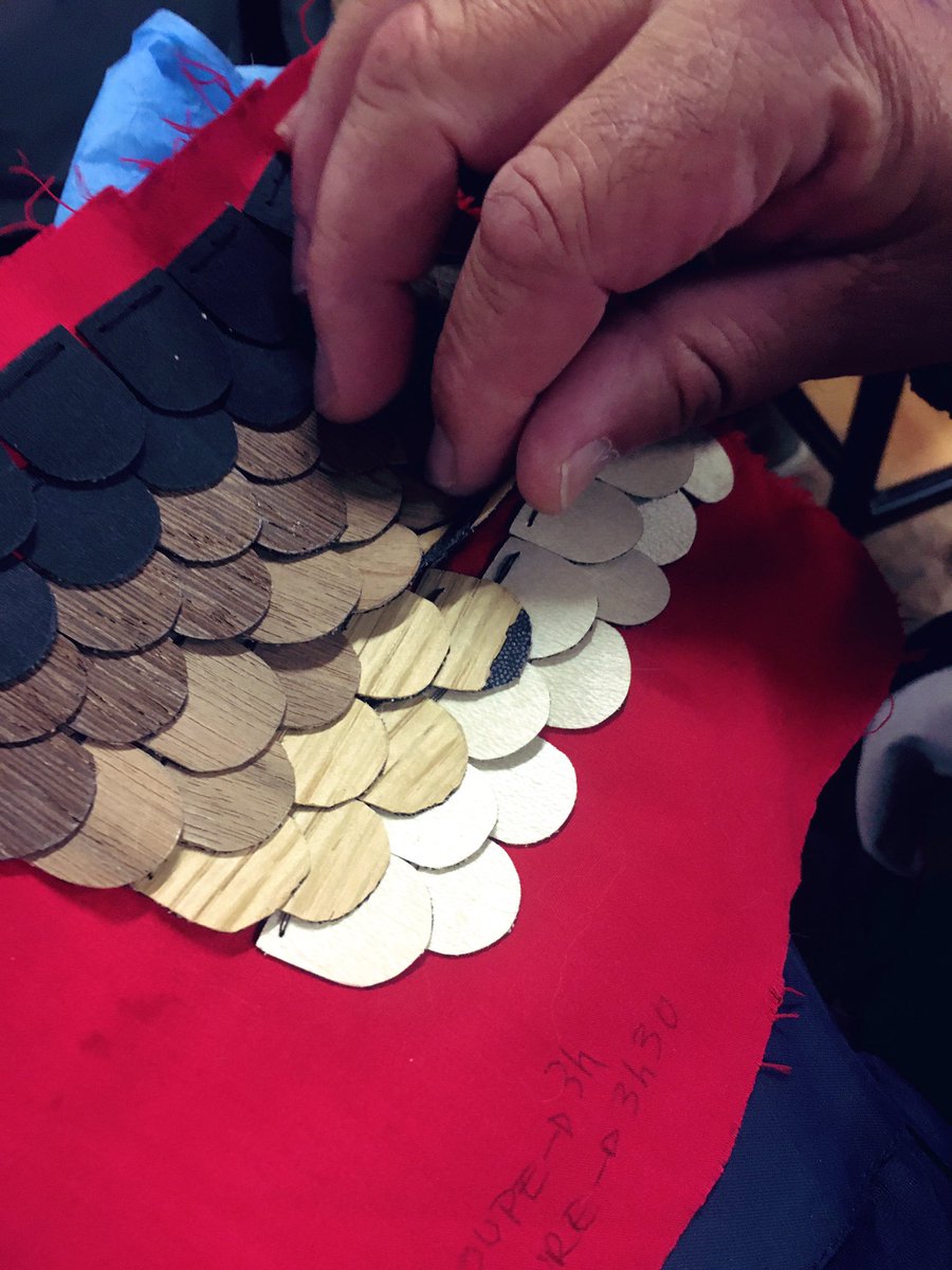 assoPiNG's tweet photo. Ambre a fabriqué pour son projet de diplôme en #ébenisterie une robe en écailles de bois. Elles sont découpées à la découpeuse #laser et cousues sur une robe en tissu.

#wood #couture #artisanatdart #nantes #lasercut #wooddress https://t.co/fVa2VHRCti