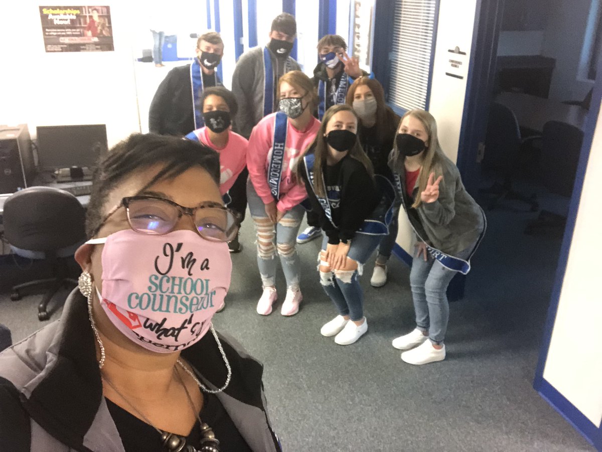 ...when some of the members of the Homecoming Court walk through your office. #ImpromtuPhotoTime 📸 #SeniorsROCK🥰🙌🏽🎓